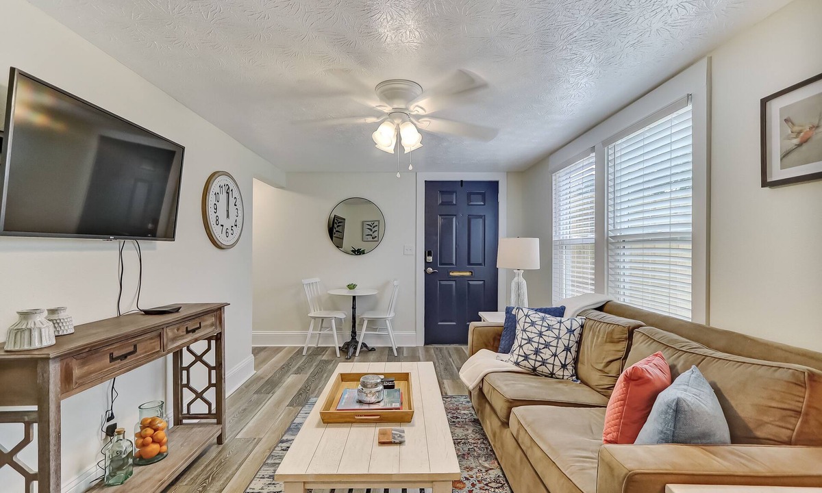 Lakeshore South House | 1/1 Hospitals | River| Trendy-Chic Avondale Townhouse