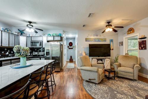 Valona House | 1/2 Mi to Sapelo River: Family Home w/Large Yard