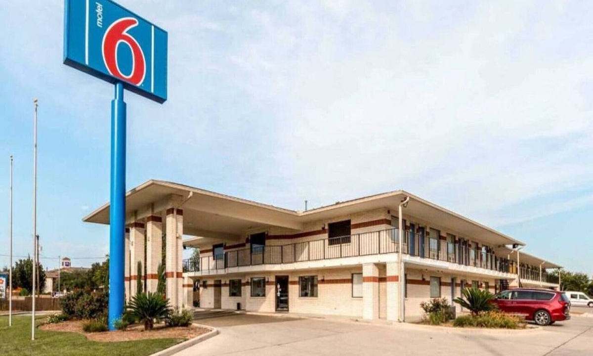 San Antonio Hotel | 1 King Bed | Non-Smoking