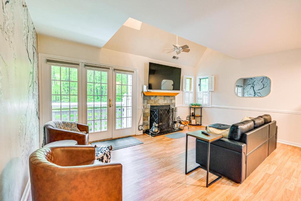 Norwich Apartment | 1 Mi to Mohegan Sun: Studio w/Pool Access