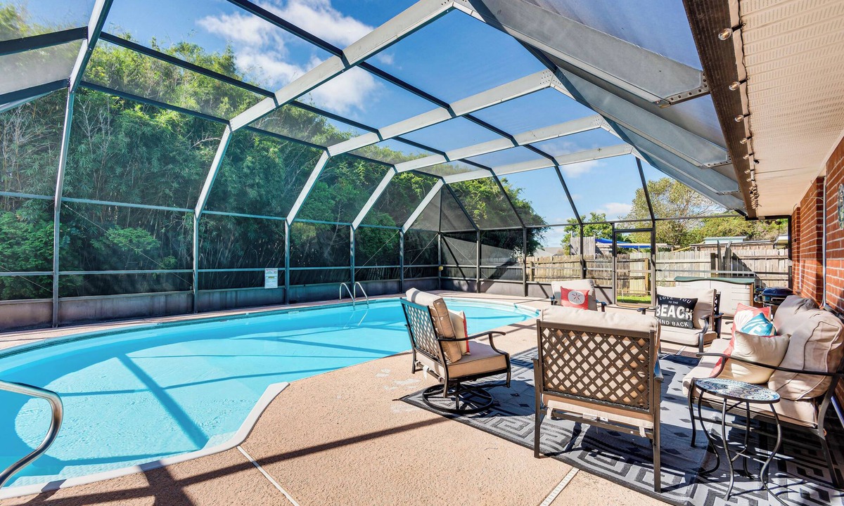 Gulf Breeze House | 1 Mi to Zoo: 'Rustic Bungalow' in Gulf Breeze!