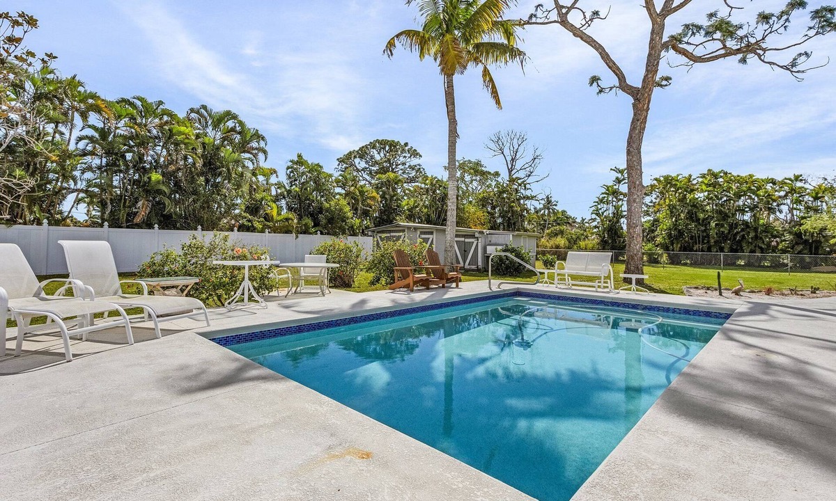Truckland House | 10Min to Beach - Heated Pool Nov-April - Chef's Kitchen. 2 Night minimum stay.