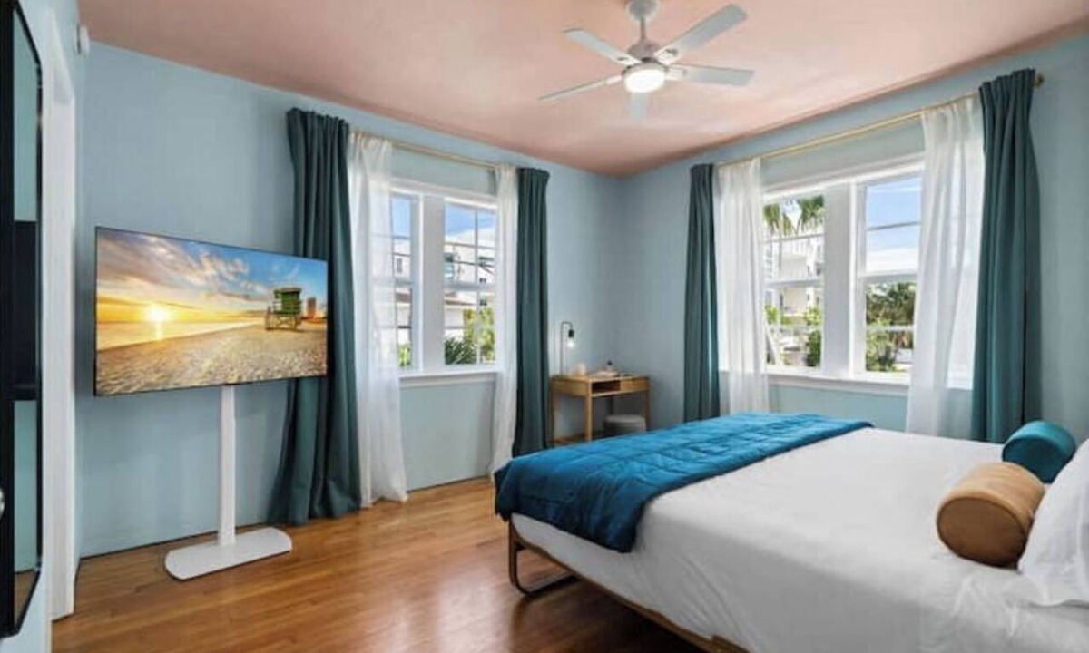 North Beach Hotel | #11 Corner Unit in Mid-century Art-Déco building KingBed EnSuiteBath PetsOK