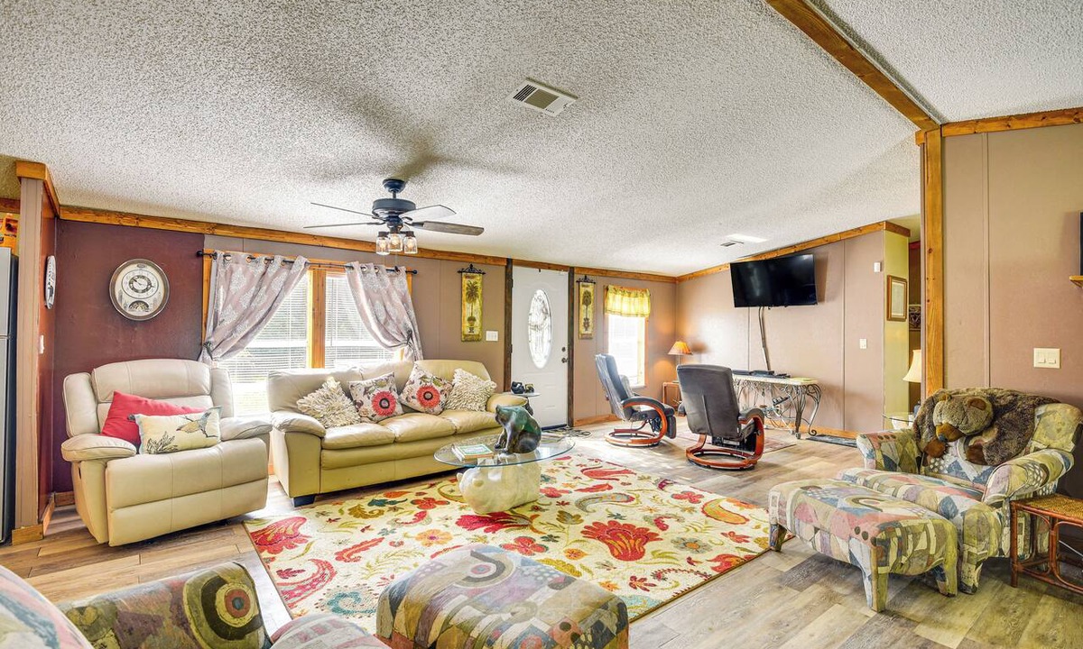 Silver Springs House | 13 Mi to Silver Springs: Pet Friendly Getaway!