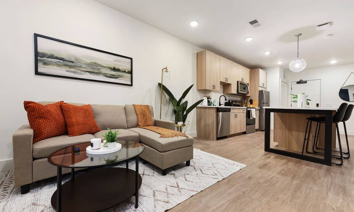 East Liberty Apartment | 1BR/1BA with Gym Access Near UPMC & Carnegie Uni.