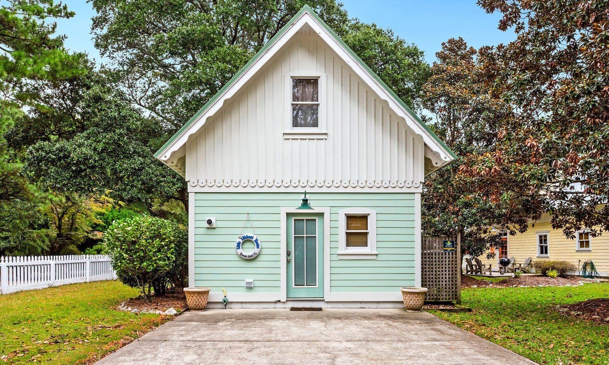 Historic Downtown Manteo House | 1BR historic cottage w/fireplace, patio & tub