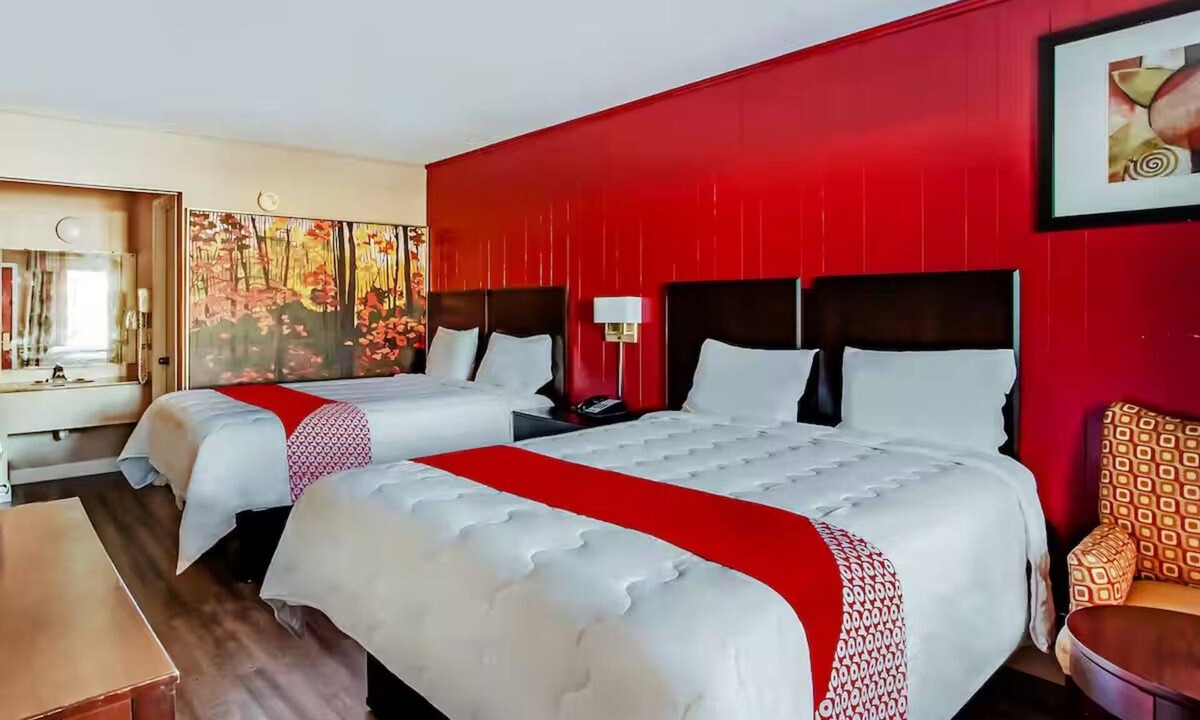 Ridgeland Hotel | 2 Affordable Queen Bed Rooms for Easy Getaway Near Ridgeland Dining Options
