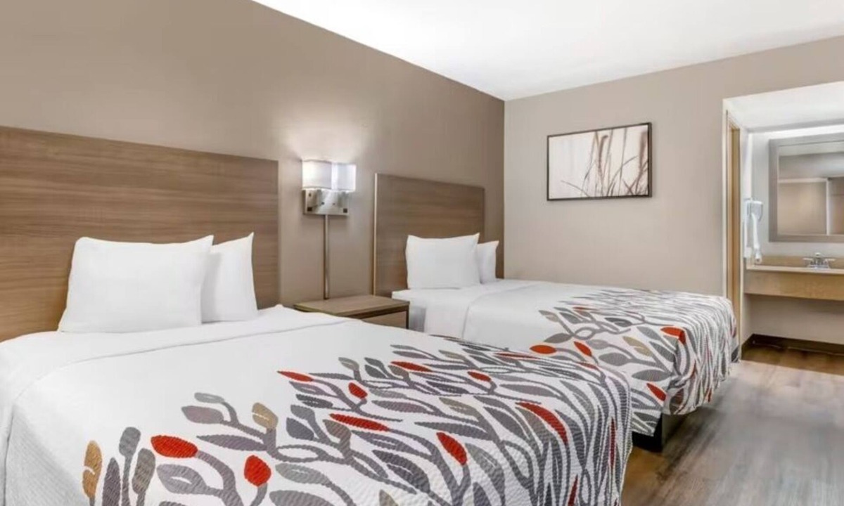 Tucson Hotel | 2 Affordable Rooms Close to Reid Park Zoo w/Pool