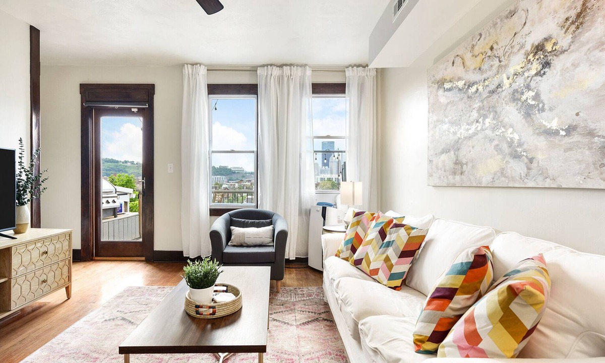 East Allegheny House | 2 Bedroom/2 Bath- 5 mins to stadiums - BEST CITY VIEWS - Free parking!