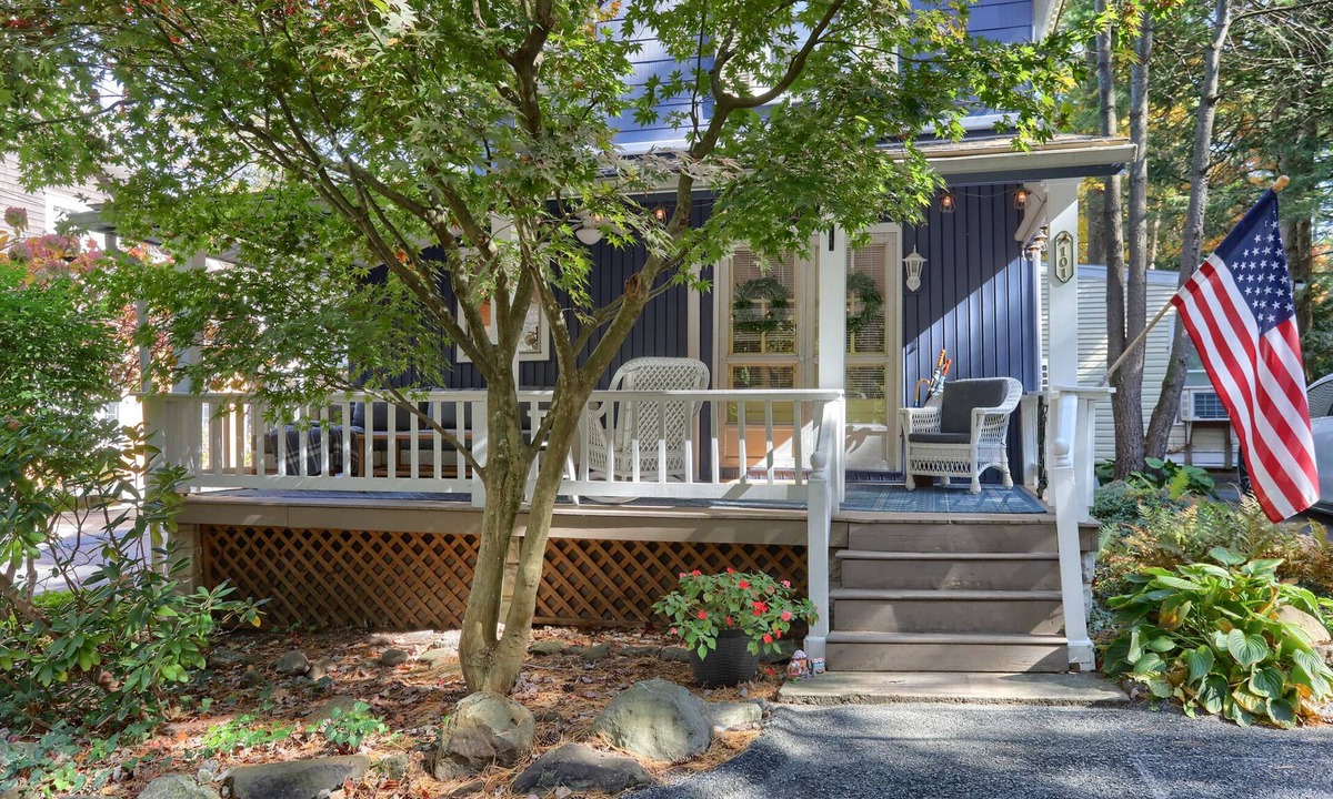 Mount Gretna Heights Cottage | 2 Bedroom fully updated cozy Mt. Gretna Cottage with parking