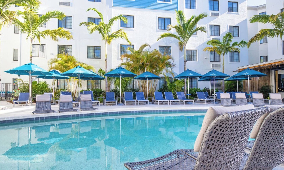 Park Shore Hotel | 2 Comfortable Pet-Friendly Family Suite with Free Breakfast