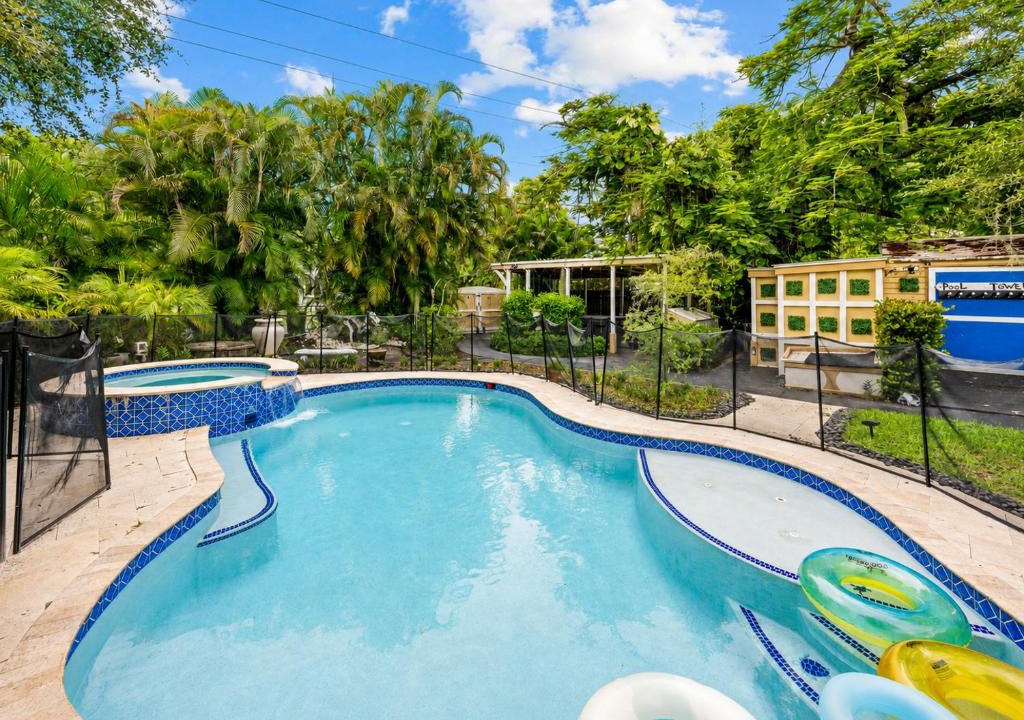Cloud Lake House | 2 Homes Hot Tubs x2 Heated Pool Fire Pit