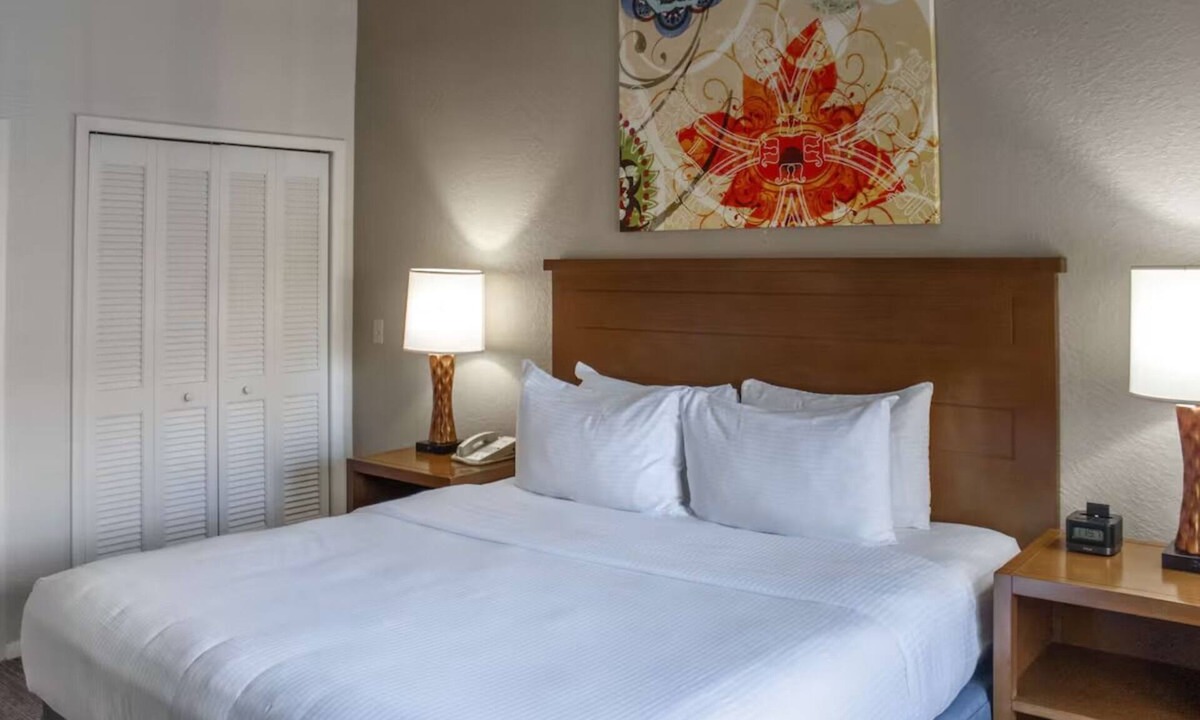 Kissimmee Hotel | 2 Luxury Style 2BR Suite with Kitchen, Pool View Near Orlando Theme Parks