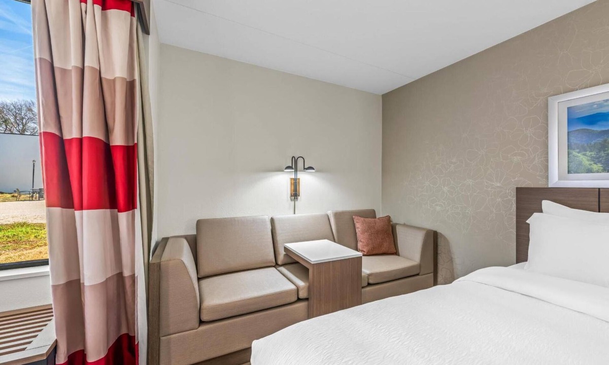 Statesville Hotel | 2 Queen Beds | Unwind in Stylish Unit Ideal for Scenic Carolina Balloon Fest