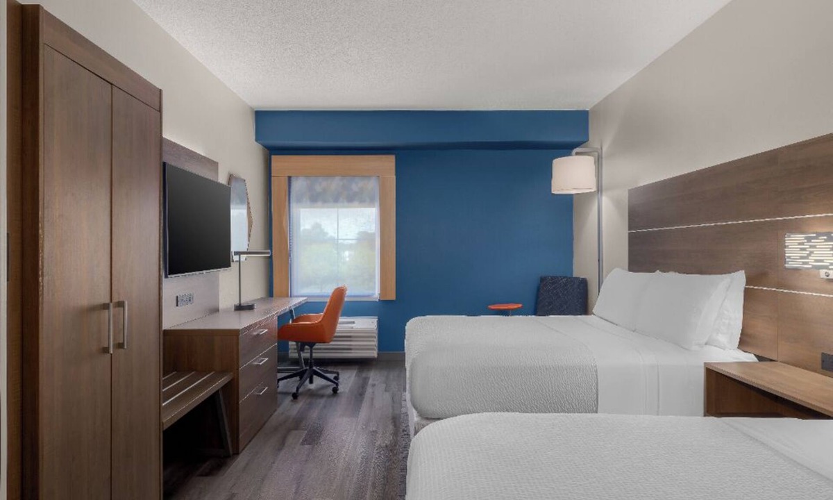 Myrtle Beach Hotel | 2 Queen Beds w/Free Parking & Breakfast, Pool & Hot Tub | Myrtle Beach - 2.6 mi