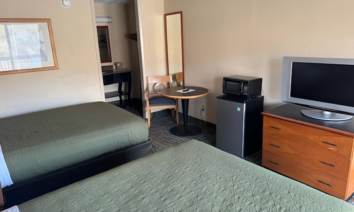 Harriman Hotel | 2-Room Escape with Free Parking & Breakfast – Convenient I-40 Location
