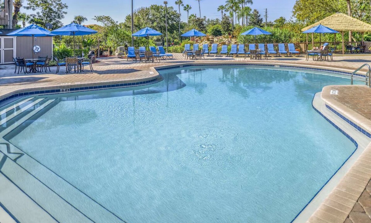 Kissimmee Hotel | 2 Tropical King Suite Near Disney w/Hot Tubs & BBQ Area