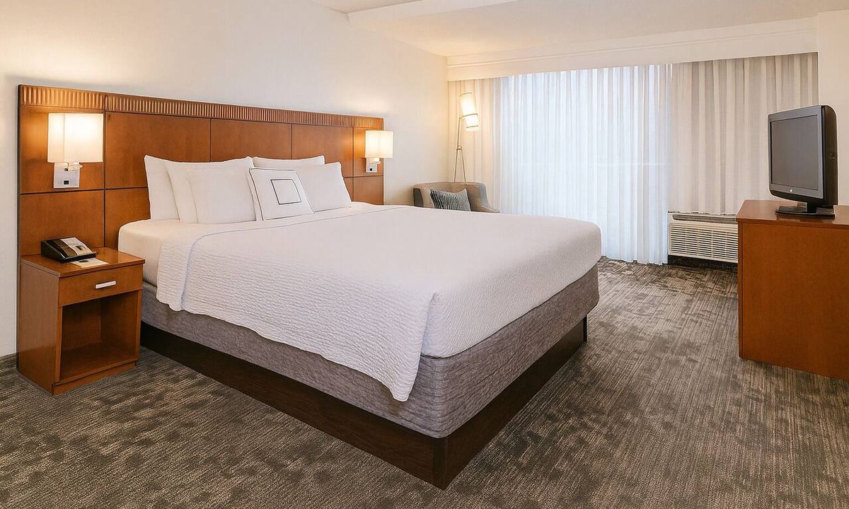 Rosslyn Hotel | 2 Units Near Arlington House, Pets Allowed, Onsite Starbucks