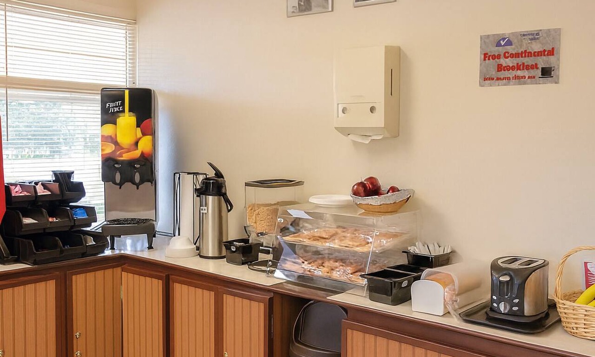 Campbelltown Hotel | 2 Units w/FREE Breakfast and Parking, Close to Zoo America, Hershey Park!