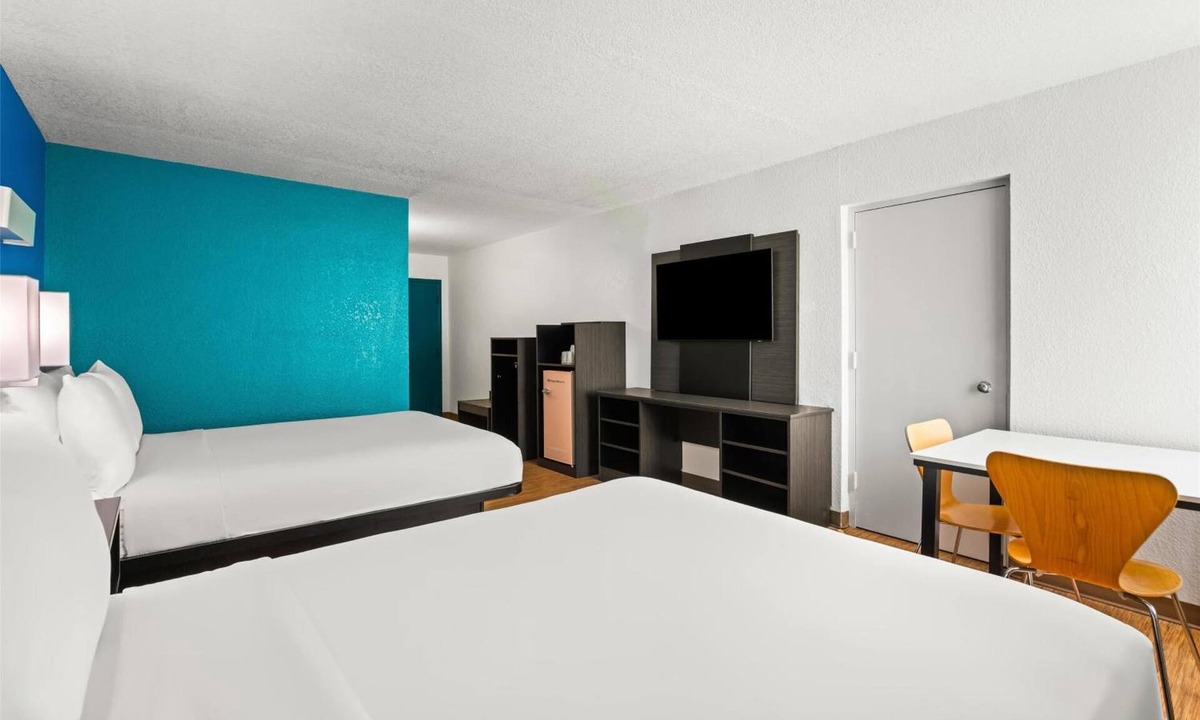 Ludlam Hotel | 2 Vibrant Vibes Room | 6.5 Miles to Miracle Mile | Family-Friendly Retreat