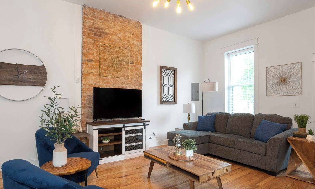 Covington House | 2BR Townhome – Free Parking/Minutes to Stadiums