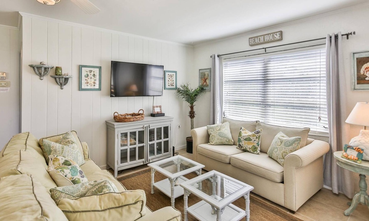 Laurel House | 3 bedroom Cottage-Walk to the beach