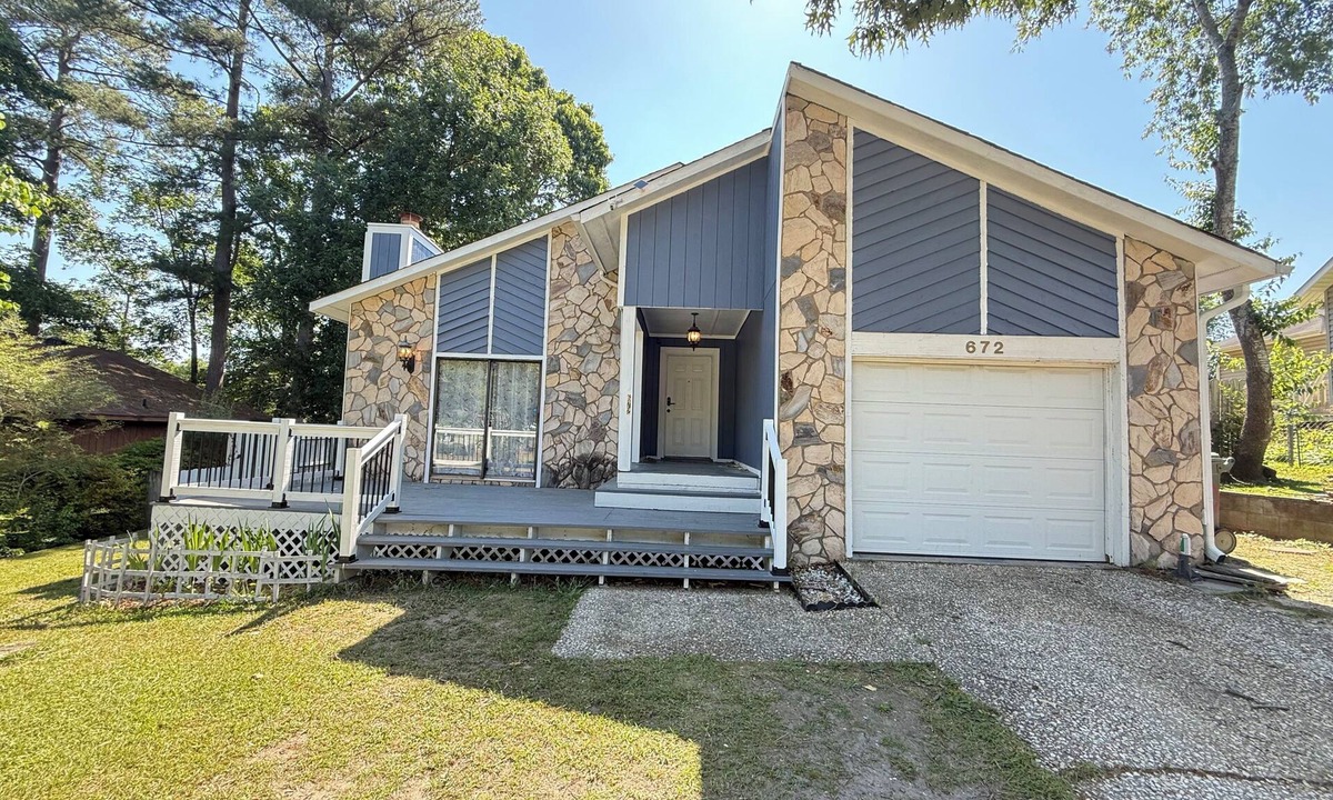 Fayetteville House | 3-bedroom house in Fayetteville with AC for relaxing stays with in ground pool