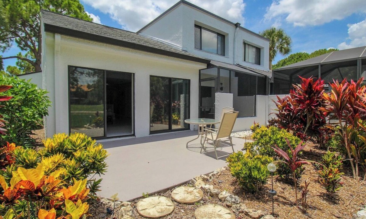 The Meadows House | 3 BR Two-Story Townhome in The Meadows - The Heatherwood Haven