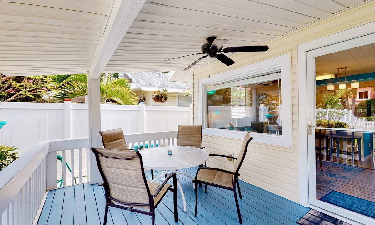 Sunset Beach House | 3 Cozy Cottages with Kitchens, AC & Shared Yard