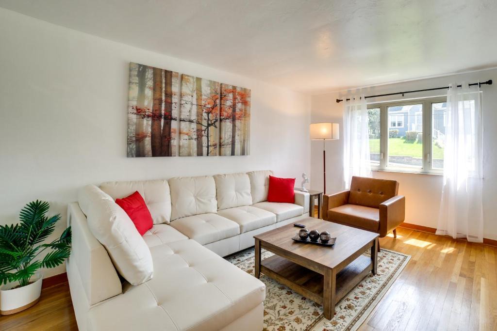 Pittsburgh House | 3 Mi to Downtown: Pittsburgh Home w/Balcony!