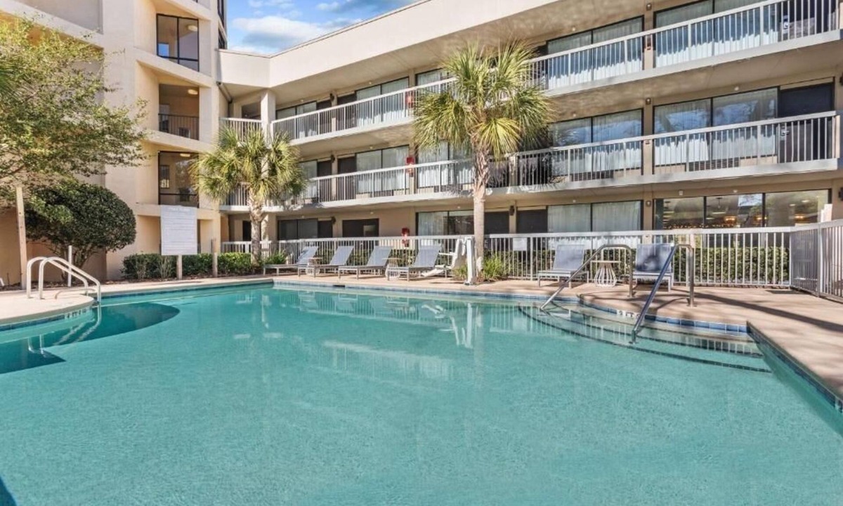 Hilton Head Island Hotel | 3 Modern Beachside Comfort | Fitness Center & Pool | Near Coligny Plaza