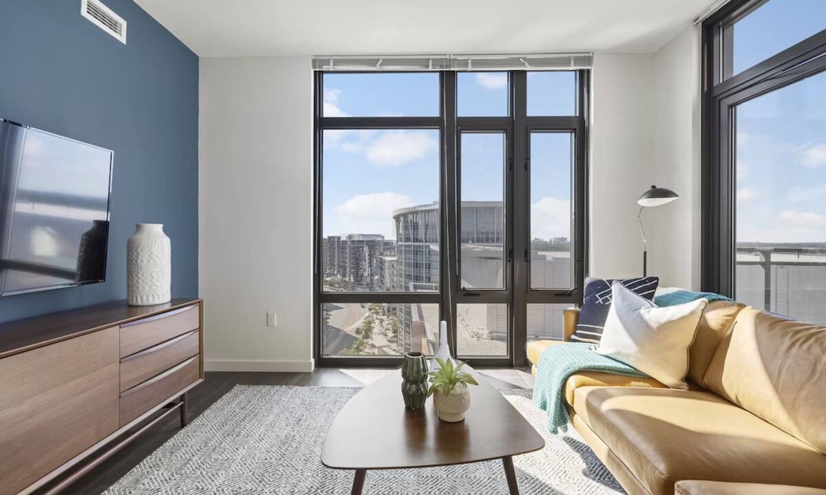 Bluemont Hotel | 3 Units | Arlington Getaway w/Kitchen & Pool | Near Smithsonian Museums & Parks