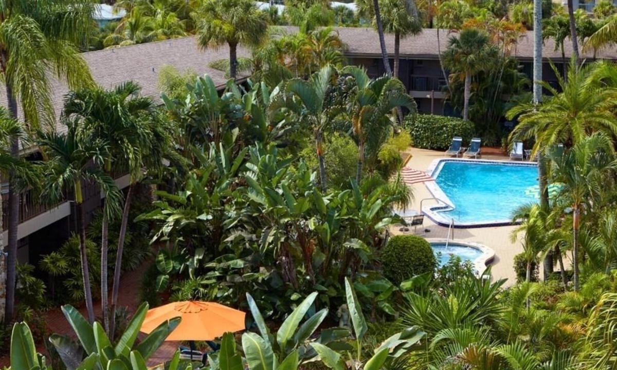 Moorings Hotel | 3 Units | Naples FL Stay | Near 9th St & Local Attractions