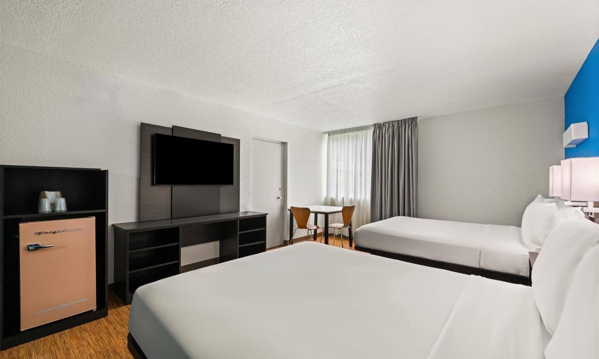 Ludlam Hotel | 3 Vibrant Rooms Perfect for Business Travelers | 2.4 Mi from Miami Intl. Airport