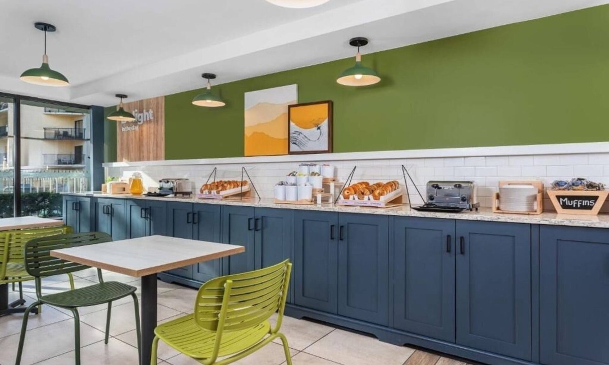 Hilton Head Island Hotel | 4 Bright Modern Getaway Units: Steps to Sand | Outdoor Pool & Gym | Near Golf