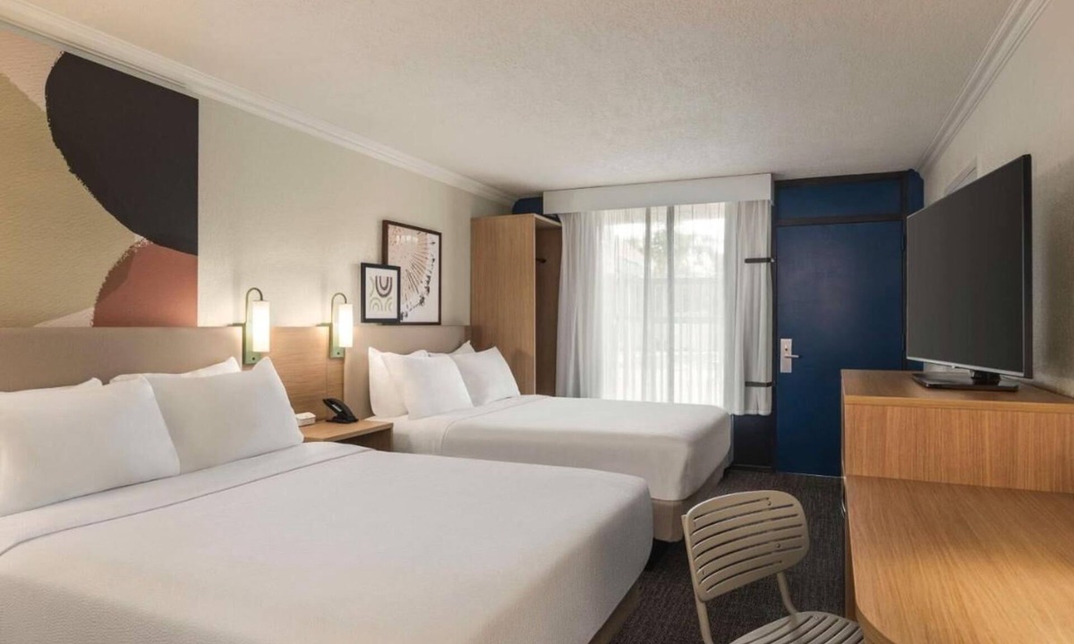 Sarasota Hotel | 4 Charming Rooms w/Free Breakfast & Pool – Close to Siesta Beach