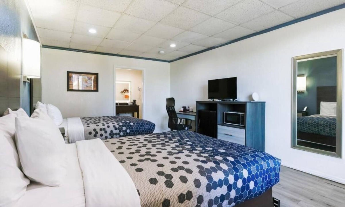 Wytheville Hotel | 4 Convenient Units Near I-81 | Short Drive to Downtown Wytheville, w/Parking