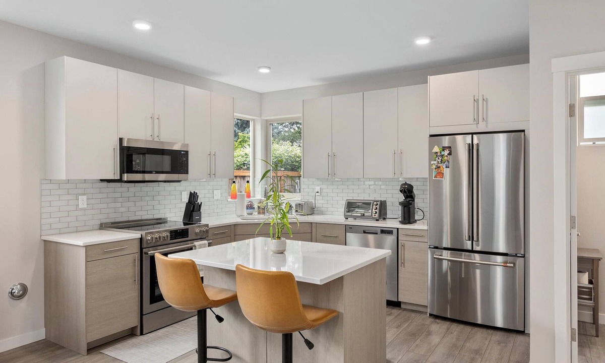 South Delridge House | 4 Square Escape Spacious, modern home with easy transit to downtown