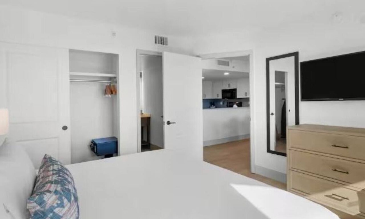 Myrtle Beach Hotel | 4 Units Condo with Ocean Views, Pools & Nearby Shopping and Dining