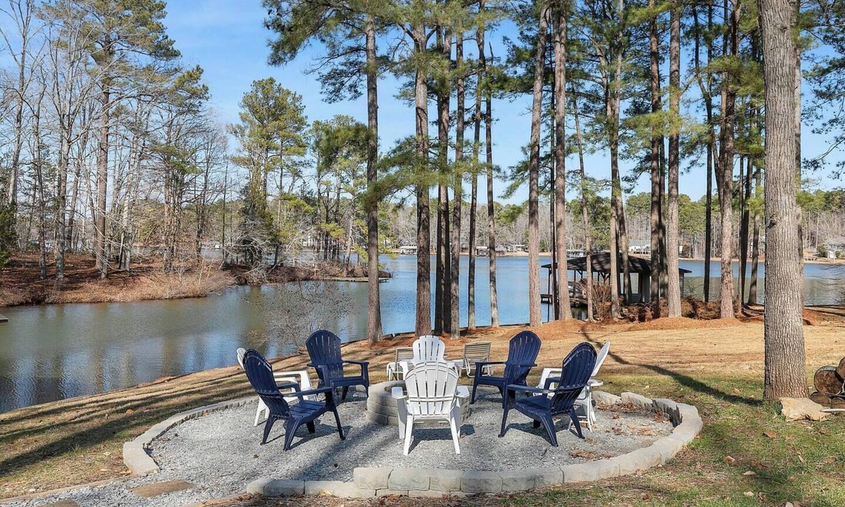 Woodland Shores House | 4BR/4.5BA, Screened Porch, Deck, Game Room & More!