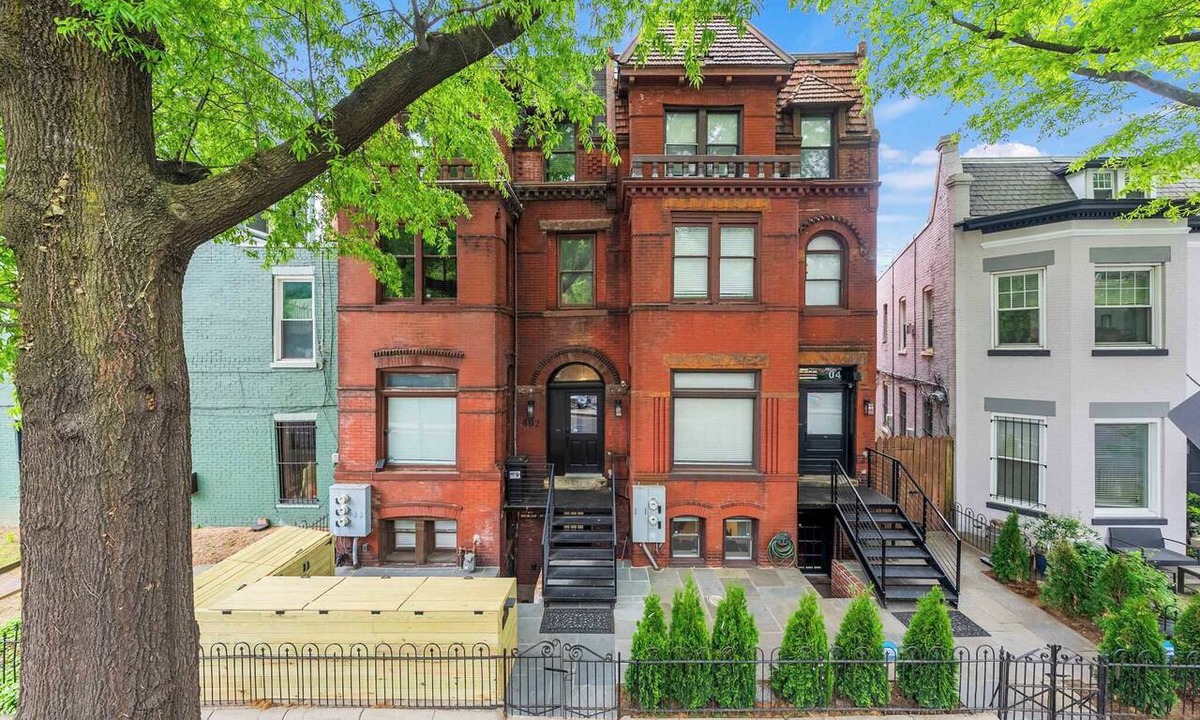 Shaw Apartment | 4BR DC Townhome · Sleeps 14 · Patio · Logan Circle