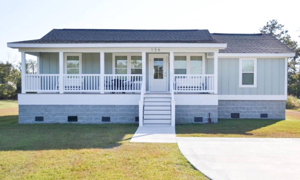 Davis House | 4BR Soundfront Cottage Private Dock Fishing