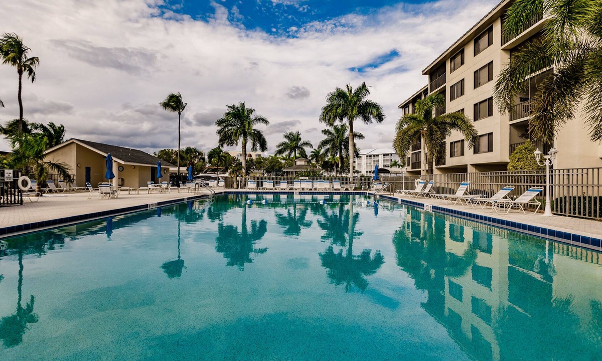 South Island Condo | 5 Minutes to beach ⛱~ Fully Renovated ~ Stocked and Pristine with View ☀