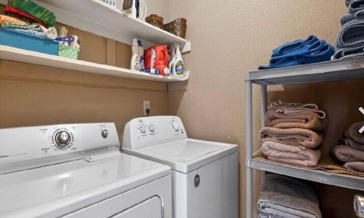 Grapevine House | 5 star Super Host, 3-bedroom, one story, Hottub Grapevine, Lake Access