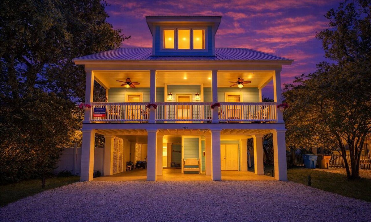 Savannah Beach House | 5 Star Tybee Gem - 4 bedrooms for two families -Sleeps 10 + Parking for 4 cars