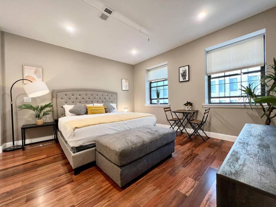 Logan Square Apartment | 508 Urban Lifestyle king bed APT in Center CITY