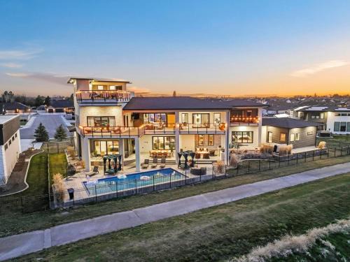 Twin Falls House | 6K SQFT Lux Heated Pool Hot Tub Sauna Speakeasy