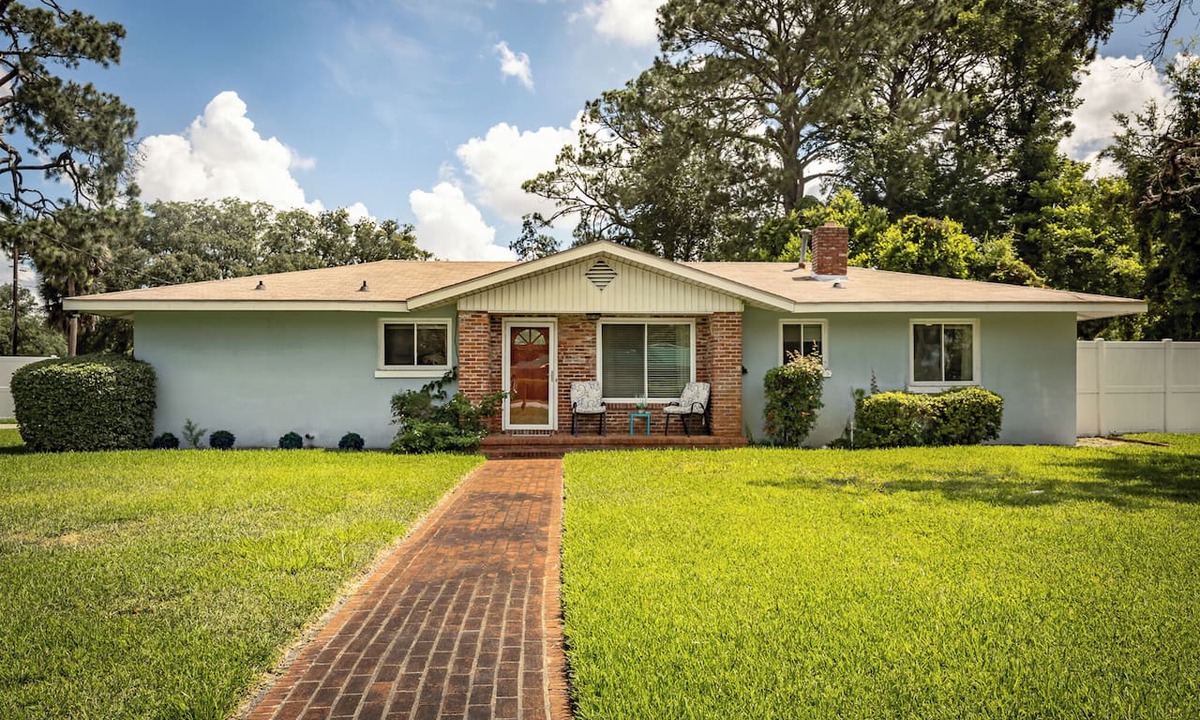 Brunswick House | 7 Mi to St Simons Island! Modern Group Getaway