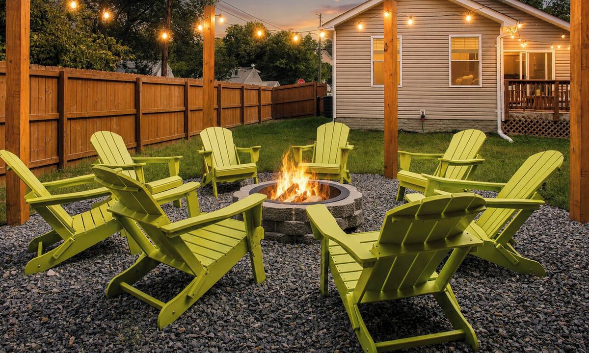 Issue House | 7 Min to Beach, Huge Yard, Fire Pit, BBQ, Beach Gear & Cornhole, by A Haven Away