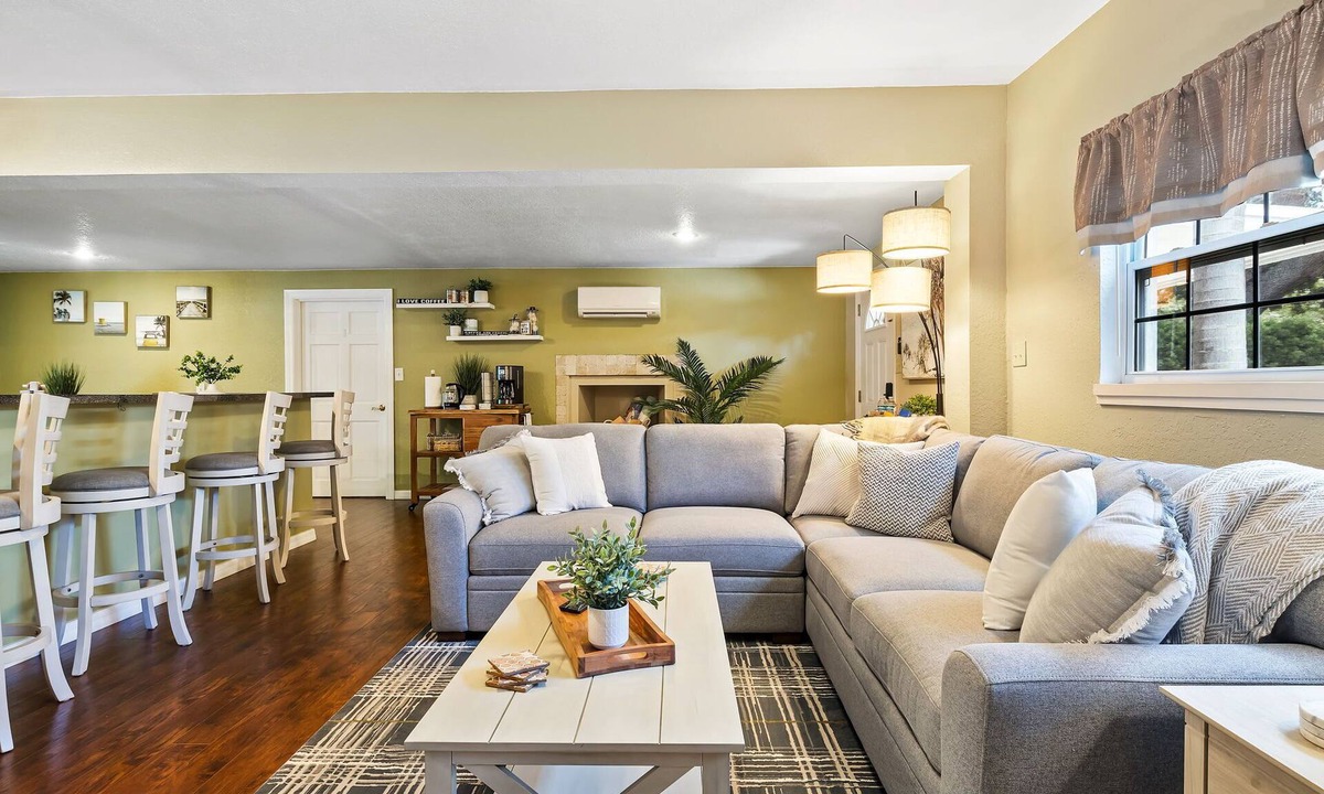 South Pinellas Community Council House | 7 Min to Beach ~ Pool, BBQ & Games Getaway